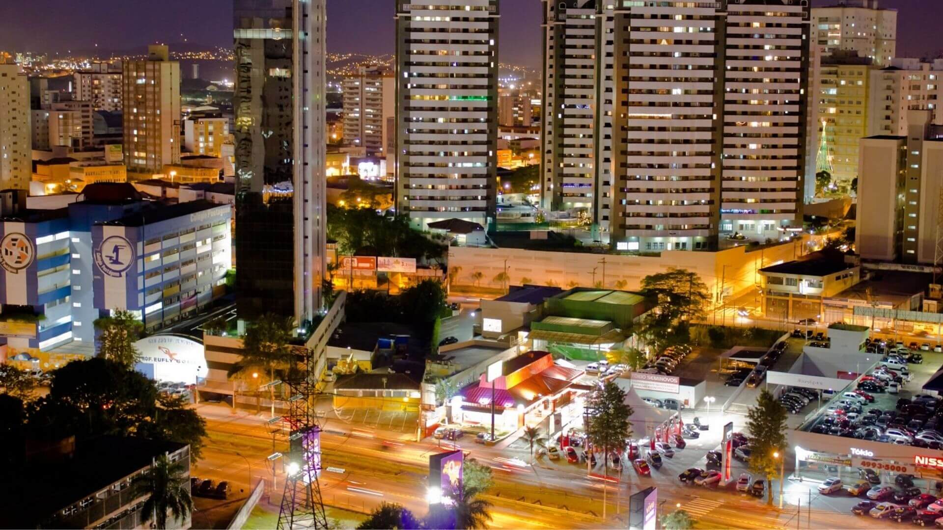 Imagem da cidade iluminada de Santo André ao anoitecer