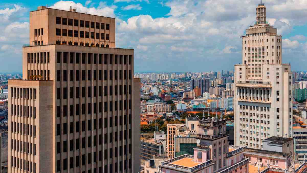 Imagem da cidade de Santo André com dois prédios altos predominates e um céu azul com nuvens