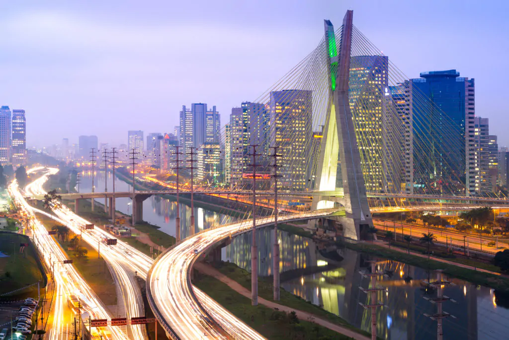 Imagem da ponte na cidade de São Paulo ao entardecer