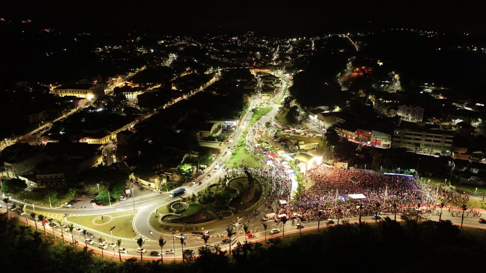 Imagem da cidade iluminada de Santana de Parnaíba ao anoitecer
