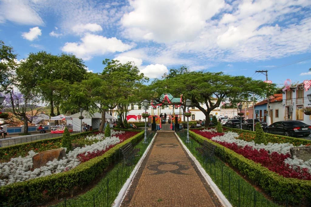 Imagem da cidade de Santana de Parnaíba, em um boque de flores da Praça 14 de Novembro
