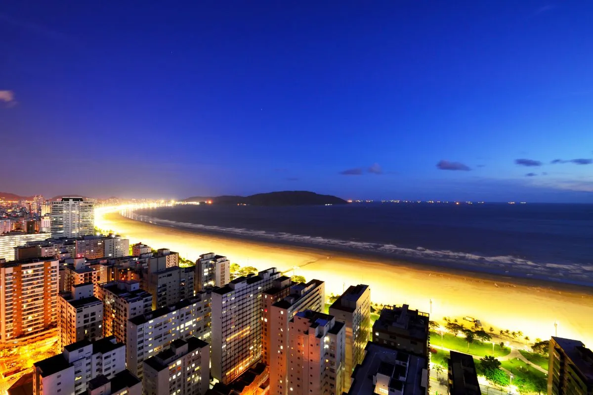 Imagem da praia de Santos ao anoitecer