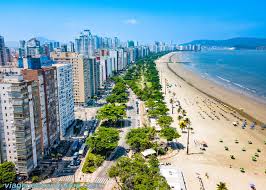 Imagem da cidade de Santos, destacando os jardins da Orla da Praia de Santos em um dia ensolarado