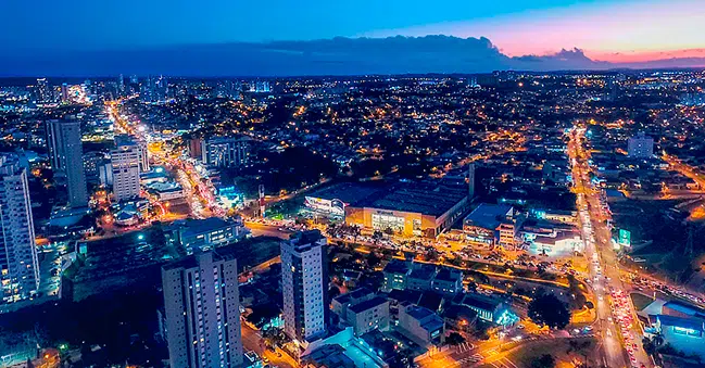 Imagem da cidade iluminada de Sorocaba ao anoitecer